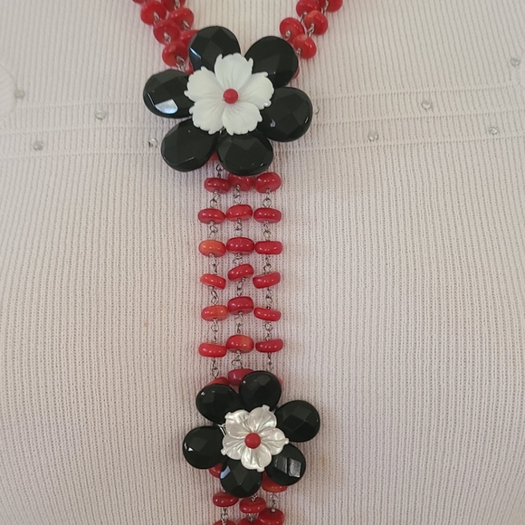 Beautiful Beaded Floral Necklace - Picture 3 of 5